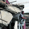 <![CDATA[ Grua tombou e causou danos em prédio com 30 moradores durante passagem da tempestade 'Kristin' em Leiria ]]>