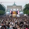 <![CDATA[ Carrinha investe contra multidão durante parada LGBTQIA+ em Berlim. Há vários feridos ]]>