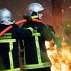 <![CDATA[ Macron convoca reunião de emergência enquanto incêndios em França obrigam à retirada de mais de 250 mil pessoas de casa ]]>