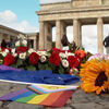 <![CDATA[ Flores, bandeiras e velas para recordar vítimas de ataque a marcha LGBTQIA+ em Berlim ]]>