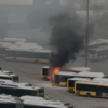 <![CDATA[ Incêndio consome autocarro da Carris em parque de estacionamento em Miraflores ]]>