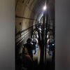 <![CDATA[ Vídeo mostra centenas de passageiros a serem retirados de metro em Chelas após homem andar na linha ]]>