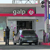 <![CDATA[ Homem armado concretiza novo assalto a posto da Galp na Charneca da Caparica ]]>