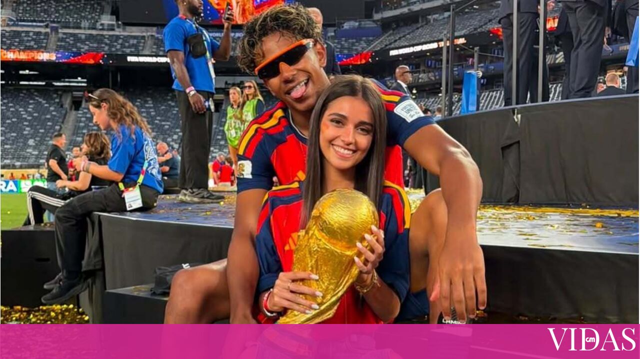 Festa no Mundial! Companheiras dos jogadores de Espanha invadem o campo para celebrar vitória