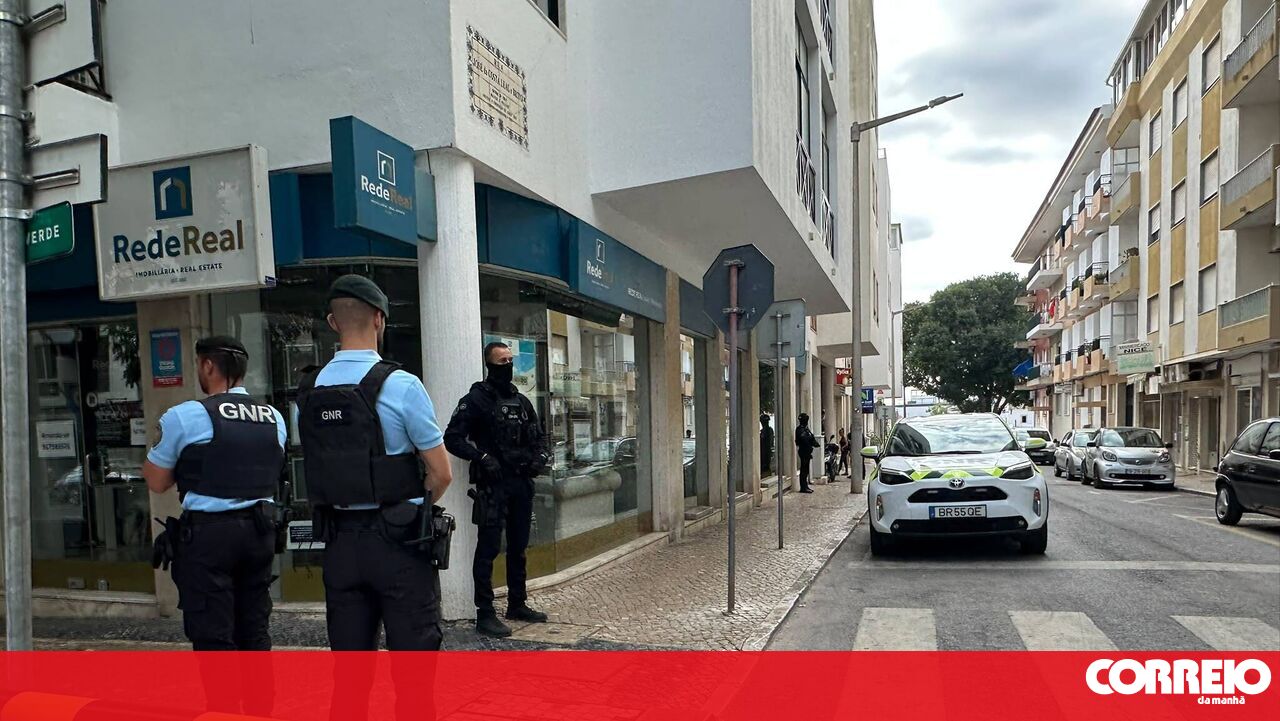 Hombre armado se atrinchera en casa con ex esposa y bebé de 6 eses