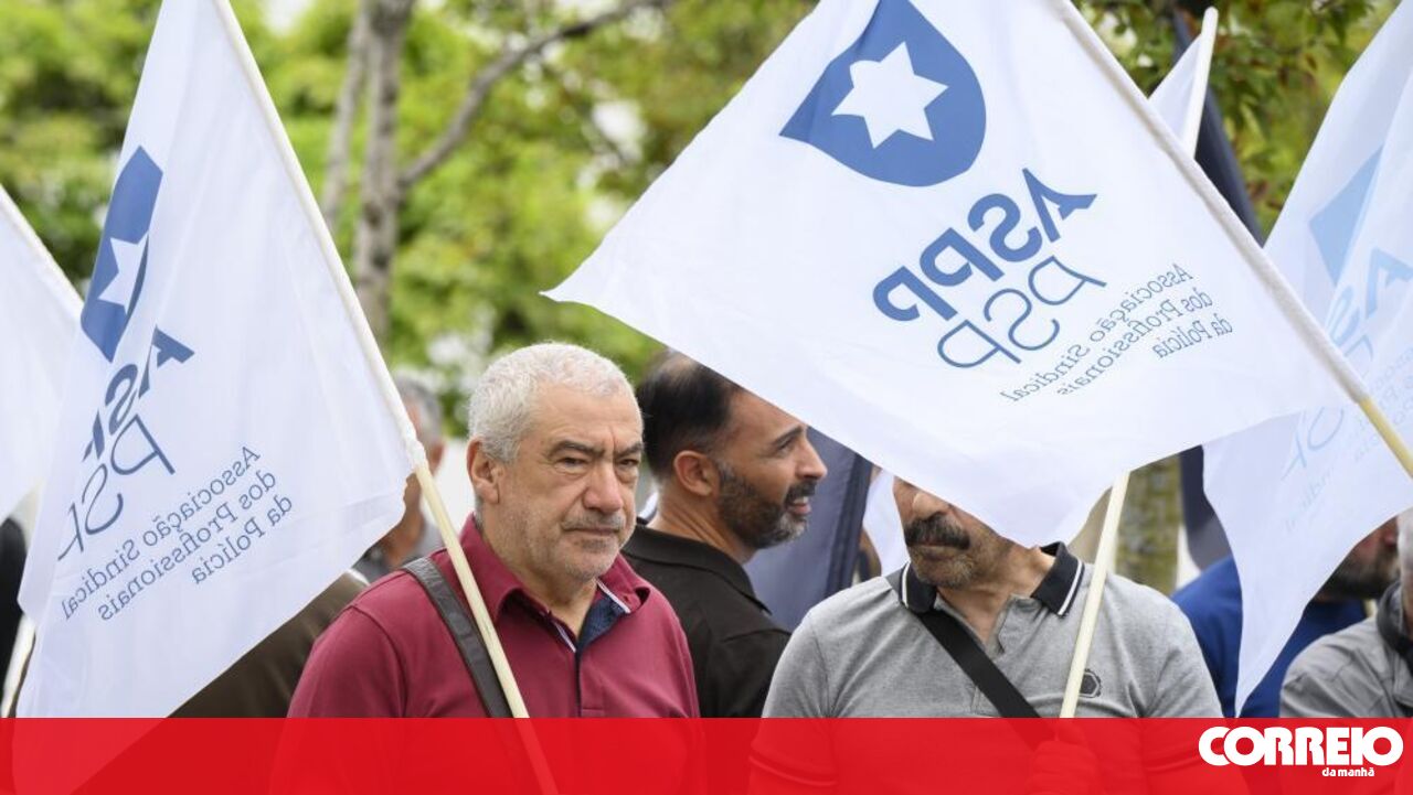 <![CDATA[ Polícias concentrados no Porto para exigir aplicação do regime de turnos ]]>