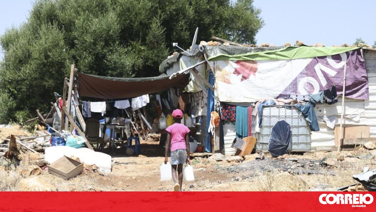 <![CDATA[ Impasse judicial mantém dezenas de barracas em pé no Talude Militar em Loures ]]>