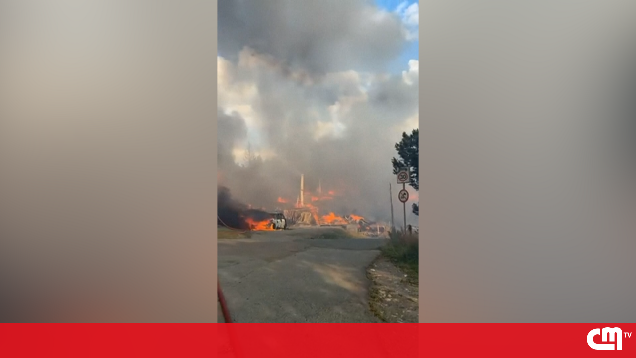 <![CDATA[ Maior incêndio residencial da história moderna da Noruega destrói mais de 100 casas ]]>