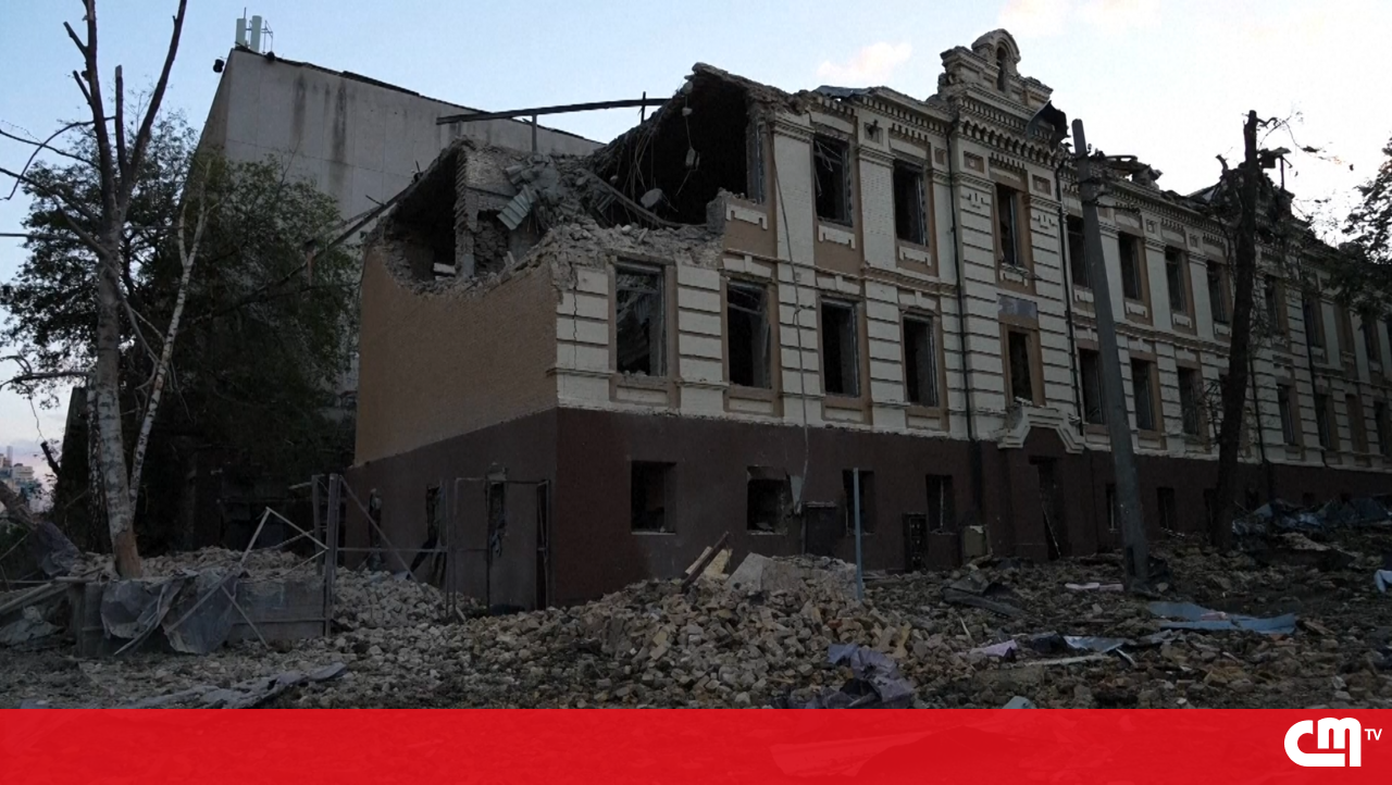 <![CDATA[ Imagens revelam rastro de destruição em Kiev provocado por ataque russo   ]]>