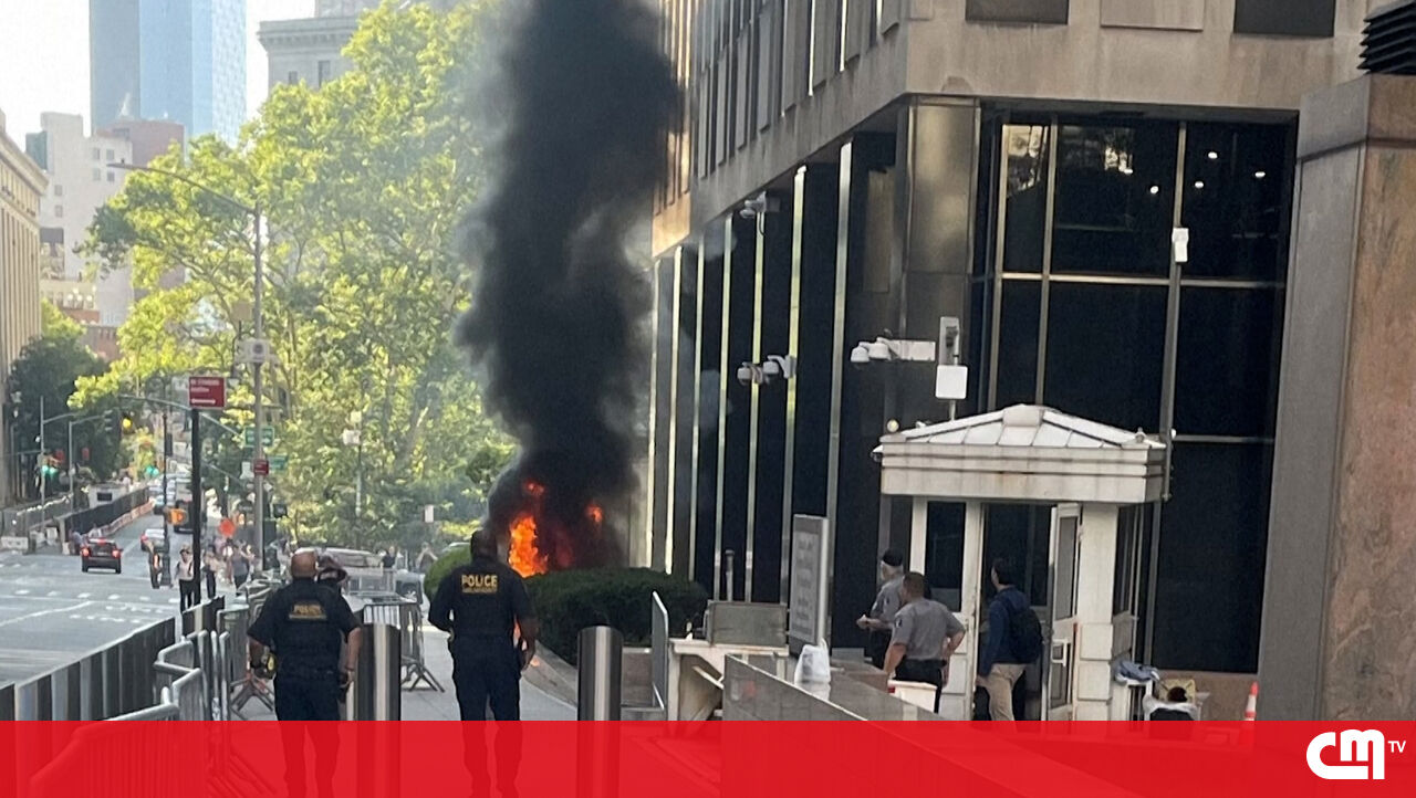 <![CDATA[ Homem detido após ataque com dispositivo incendiário perto de instalações federais em Nova Iorque ]]>