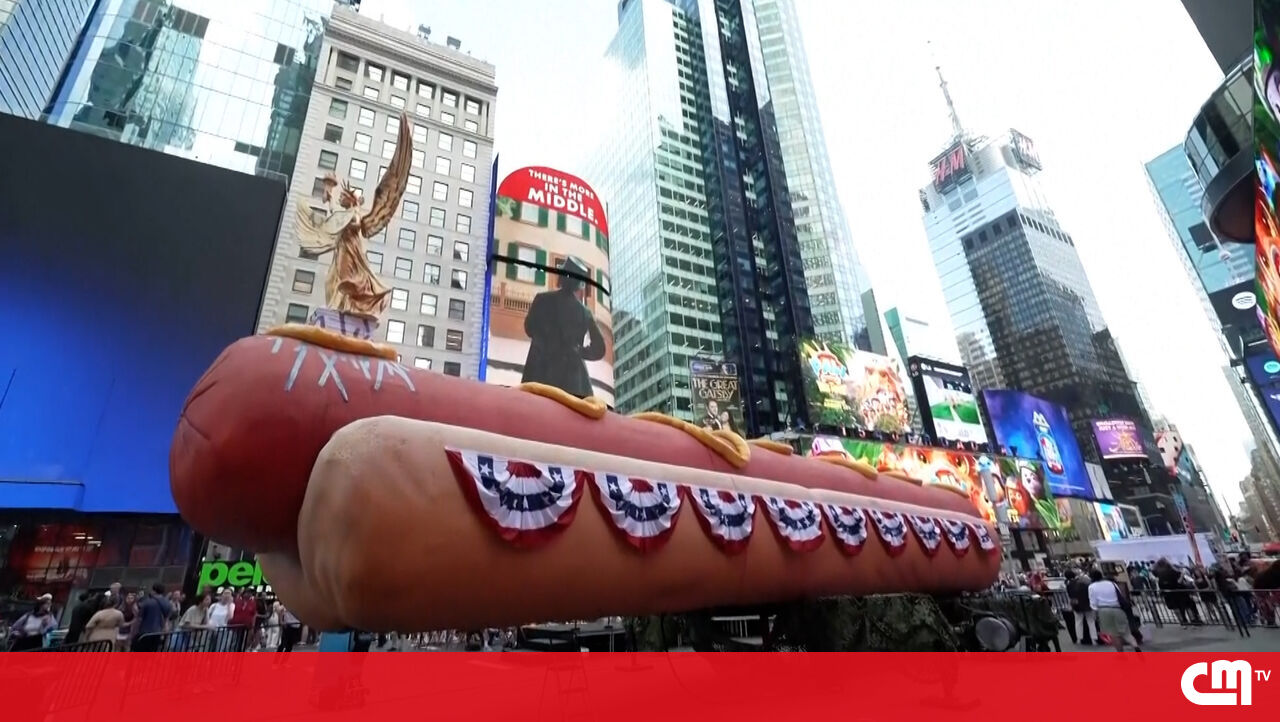 <![CDATA[ Escultura gigante de cachorro-quente regressa à Times Square para celebrar os 250 anos dos EUA ]]>