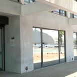 Arromba porta de casa da 'ex', esfaqueia atual namorado da mulher e foge com o filho no Redondo