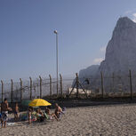 Tratado prevê a livre circulação de pessoas e bens entre o território britânico e Espanha e a eliminação da barreira física (“a vedação”) em redor de Gibraltar