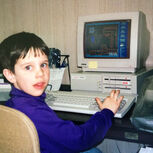 Esta fotografia, cedida pela família, mostra Kyle Bylin com um computador em Adams, Dakota do Norte, na década de 1990
