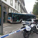 Autocarro sem condutor embate contra edifício no Porto