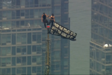 Casal escala até ao topo do Empire State Building em Nova Iorque e exibe faixa com mensagem sobre amor e paz