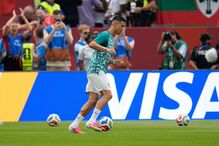 Ronaldo aquece antes do jogo Portugal-Croácia