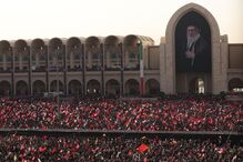 Milhares no arranque das cerimónias fúnebres do antigo líder supremo do Irão Ali Khamenei