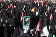 Milhares no arranque das cerimónias fúnebres do antigo líder supremo Ali Khamenei