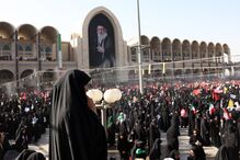 Milhares no arranque das cerimónias fúnebres do antigo líder supremo Ali Khamenei