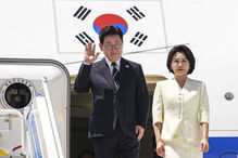 O presidente sul-coreano Lee Jae Myung e a sua esposa, Kim Hea Kyung, chegam à cimeira da NATO em Ancara, na Turquia, na terça-feira, 7 de julho de 2026. 