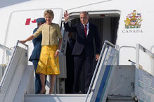 O primeiro-ministro canadiano Mark Carney e a sua esposa, Diana Fox Carney, desembarcam de um avião à chegada à cimeira da NATO em Ancara, terça-feira, 7 de julho de 2026