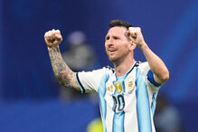 O argentino Lionel Messi (10) comemora no final do jogo das oitavas de final do Campeonato do Mundo de futebol entre a Argentina e o Egito, em Atlanta, na terça-feira, 7 de julho de 2026