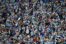 Os adeptos argentinos comemoram após o jogo das oitavas de final do Campeonato do Mundo de futebol entre a Argentina e o Egito, em Atlanta, na terça-feira, 7 de julho de 2026