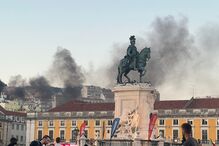 Incêndio deflagra em prédio em obras no Chiado em Lisboa 