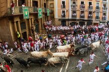 Corrida de touros das fetas de San Fermín traz centenas de pessoas às ruas de Pamplona