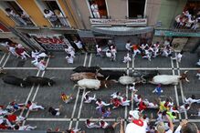 Corrida de touros das fetas de San Fermín traz centenas de pessoas às ruas de Pamplona