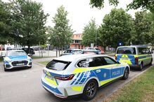 Vários veículos da polícia estão estacionados em frente ao Liceu de Welfen. Segundo um porta-voz da polícia, na sequência de um incidente ocorrido no liceu, na Alta Baviera, que deixou várias pessoas feridas e resultou numa detenção, há fortes indícios de que se tratou de um ataque violento. 8 de julho de 2026, Baviera, Schongau