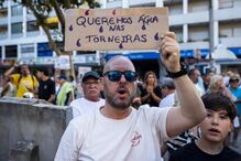 Cerca de 1500 pessoas em protesto contra falta de água na Costa da Caparica, em Almada 