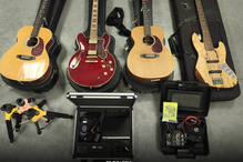 Instrumentos musicais e equipamentos apreendidos pela Polícia de Segurança Pública
