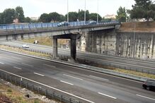 Carro 'voa' de viaduto e mata duas jovens na A4