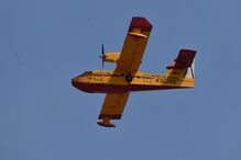 Hidroavião utilizado para combater as chamas do incêndio florestal em Almería, Andaluzia