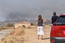 Moradores observam a propagação das chamas em Almería, Andaluzia
