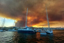 Incêndio em Los Gallardos, visto do porto de Garrucha, em Almería, Andaluzia
