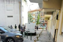 Homem encontrado morto em casa no Cacém. Fuga de gás obriga a evacuar prédio