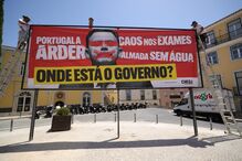 Chega tenta instalar 'outdoor' em frente ao Parlamento, é multado e acaba por apresentar queixa-crime à PSP