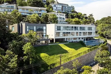 Moradias modernas em encosta com piscina e vista para a vegetação