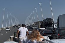 Tesla incendeia-se e provoca grande acidente da Ponte Vasco da Gama. Trânsito está cortado