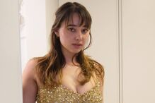 Sophia Maddox veste vestido dourado em imagem