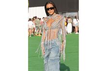 Carolina Loureiro exibe look em festival de verão com top em croché e calças de ganga