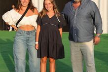 João Baião com duas fãs em festival de música
