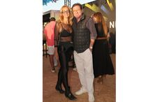 Mulher com body de malha e homem com casaco vestem-se para o festival NOS Alive