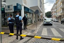 Homem armado barrica-se numa casa com ex-mulher e filha bebé de 6 meses
