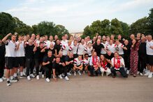 A seleção nacional masculina de futebol é aplaudida pela multidão na Slottsplassen, após ter participado numa receção com a família real norueguesa, em Oslo, na segunda-feira, 13 de julho de 2026