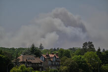 Chamas continuam a lavrar na floresta de Fontainebleau nos arredores de Paris