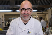 Miguel Pinto Luz num copo de fruta com merengue na cozinha